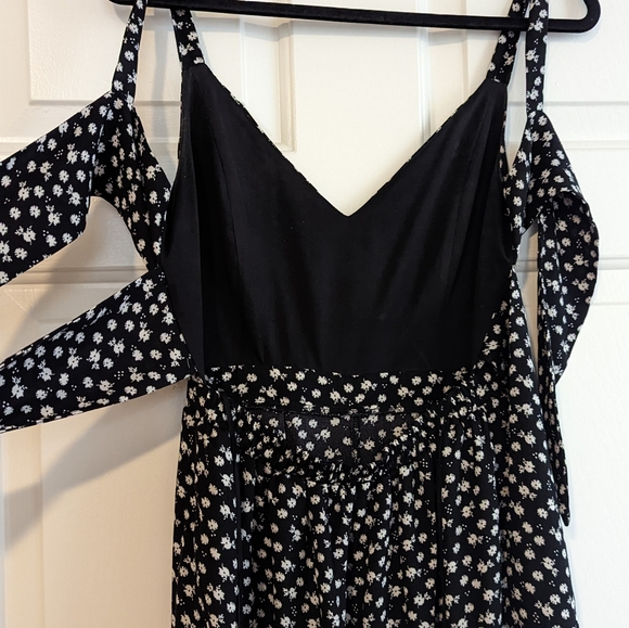 Black and White floral jumpsuit - Picture 3 of 6